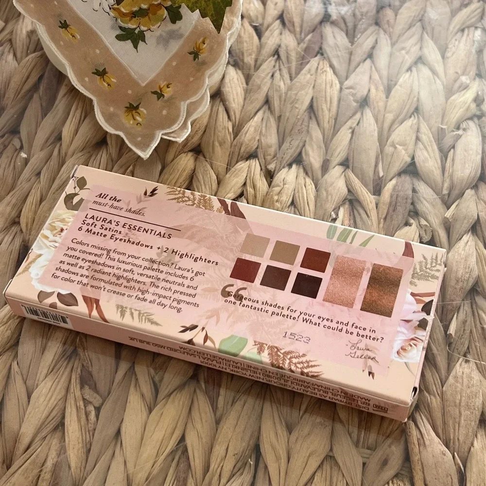 Laura Geller Lauras Essentials Soft Satins 6 Eyeshadows 2 Highlighters Palette‎